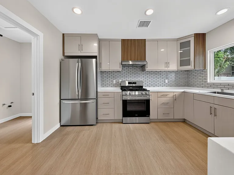 2327 N Naomi St — Photo 8