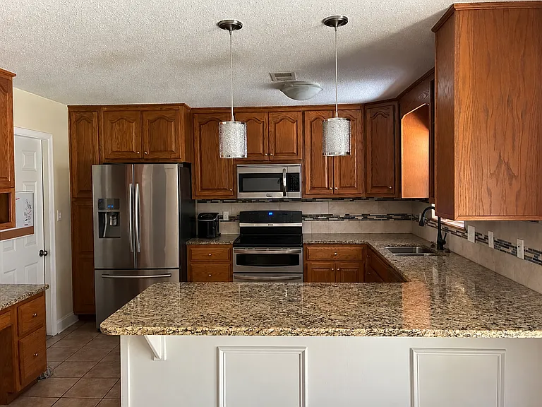 632 Mayflower Ave — Photo 2