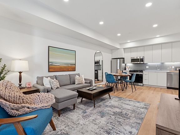 2nd image of 3922 Park Blvd #609