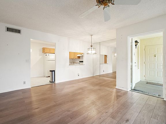 4th image of 801 Sky Pine Way #A2