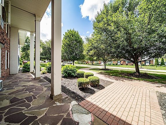 4th image of 1 Meadowlawn Dr Unit 7