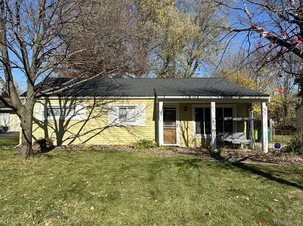 2633 Genes Dr, Auburn Hills, MI 48326