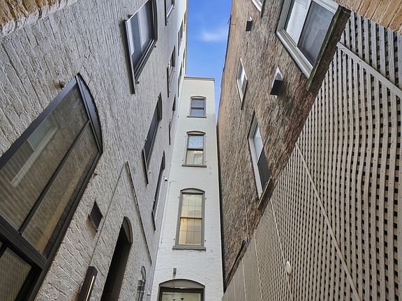 5th image of 813 Broadway St Unit 404
