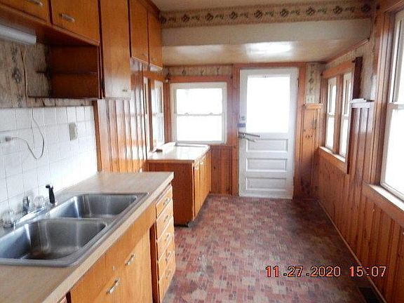 3rd image of 210 W Walnut St