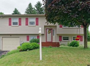 31 Fairlawn Dr, Latham, NY 12110