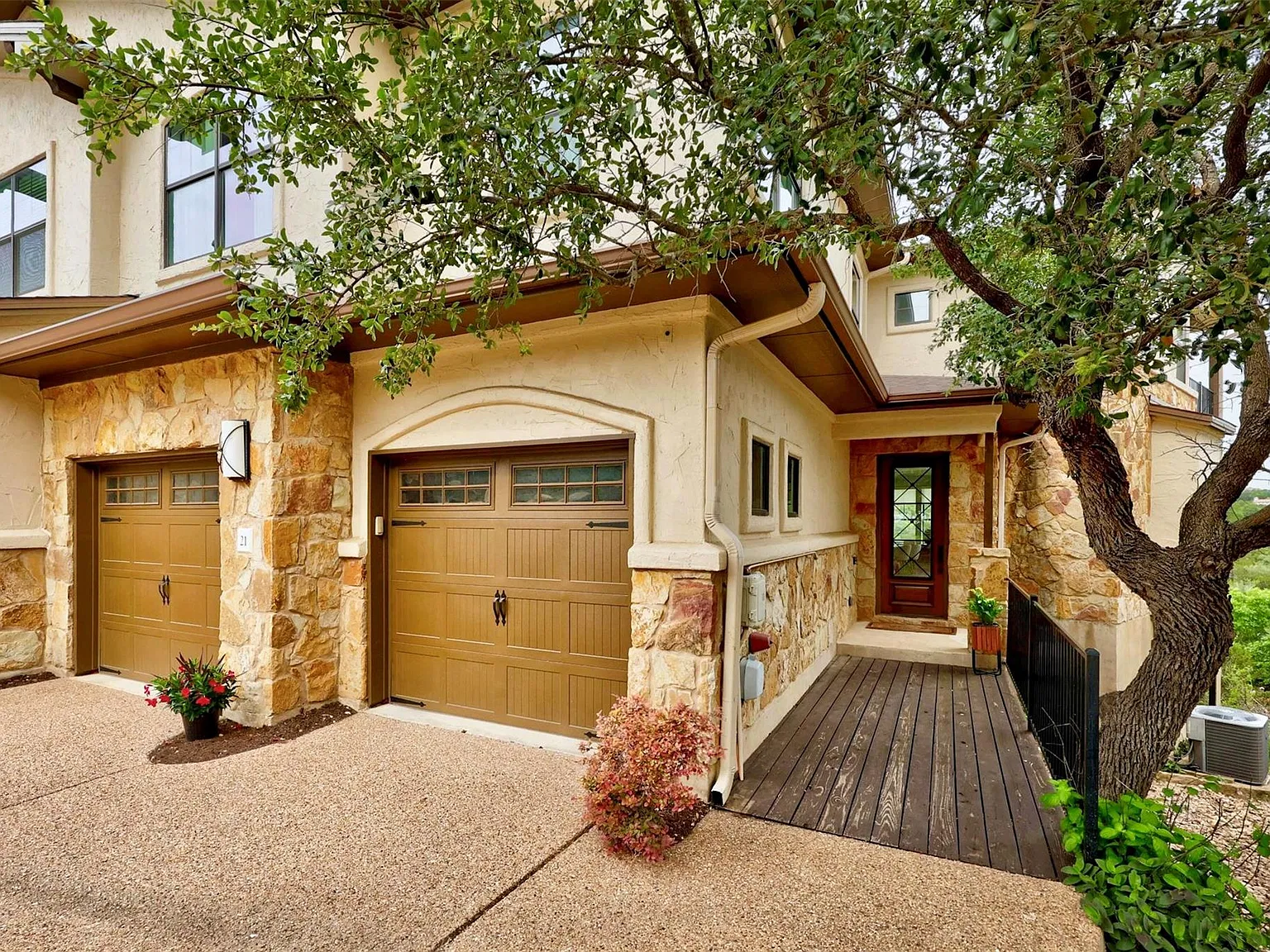 3 bed, 2.5 bath, 2399 sqft, $3,300 — Photo 2