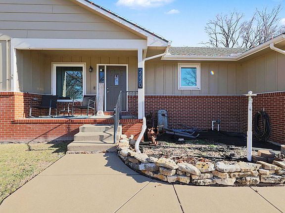2nd image of 2220 Gentry Ln