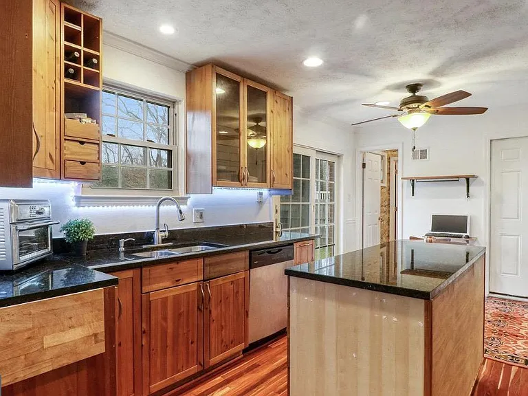 5012 Gainsborough Dr — Photo 5