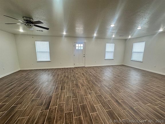 4th image of 221 E Elm St