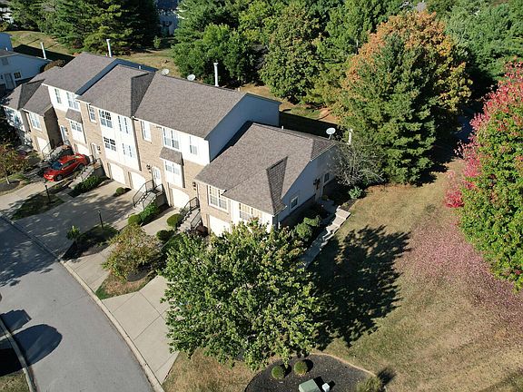 2nd image of 928 Oakmont Ct