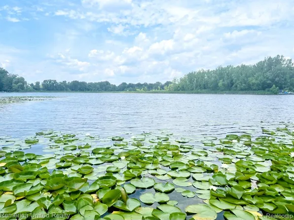 6771 Scotch Lake Dr, West Bloomfield, MI 48324
