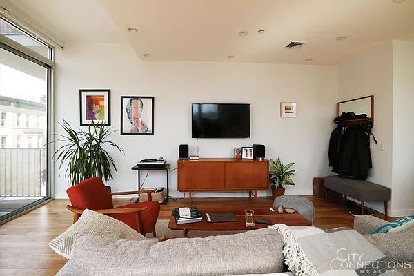 Rented by City Connections Realty | media 3