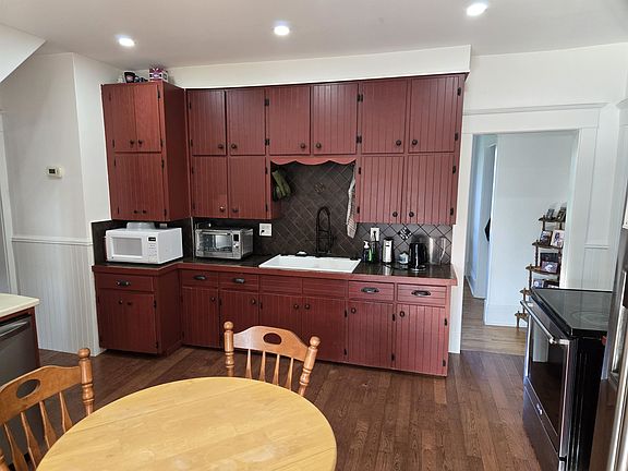 3rd image of 439 Stewart Rd