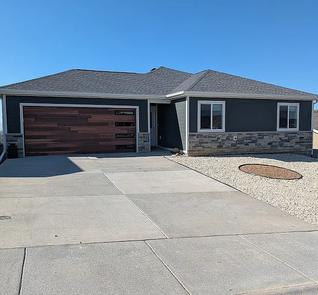 2211 Noah St — Photo 1