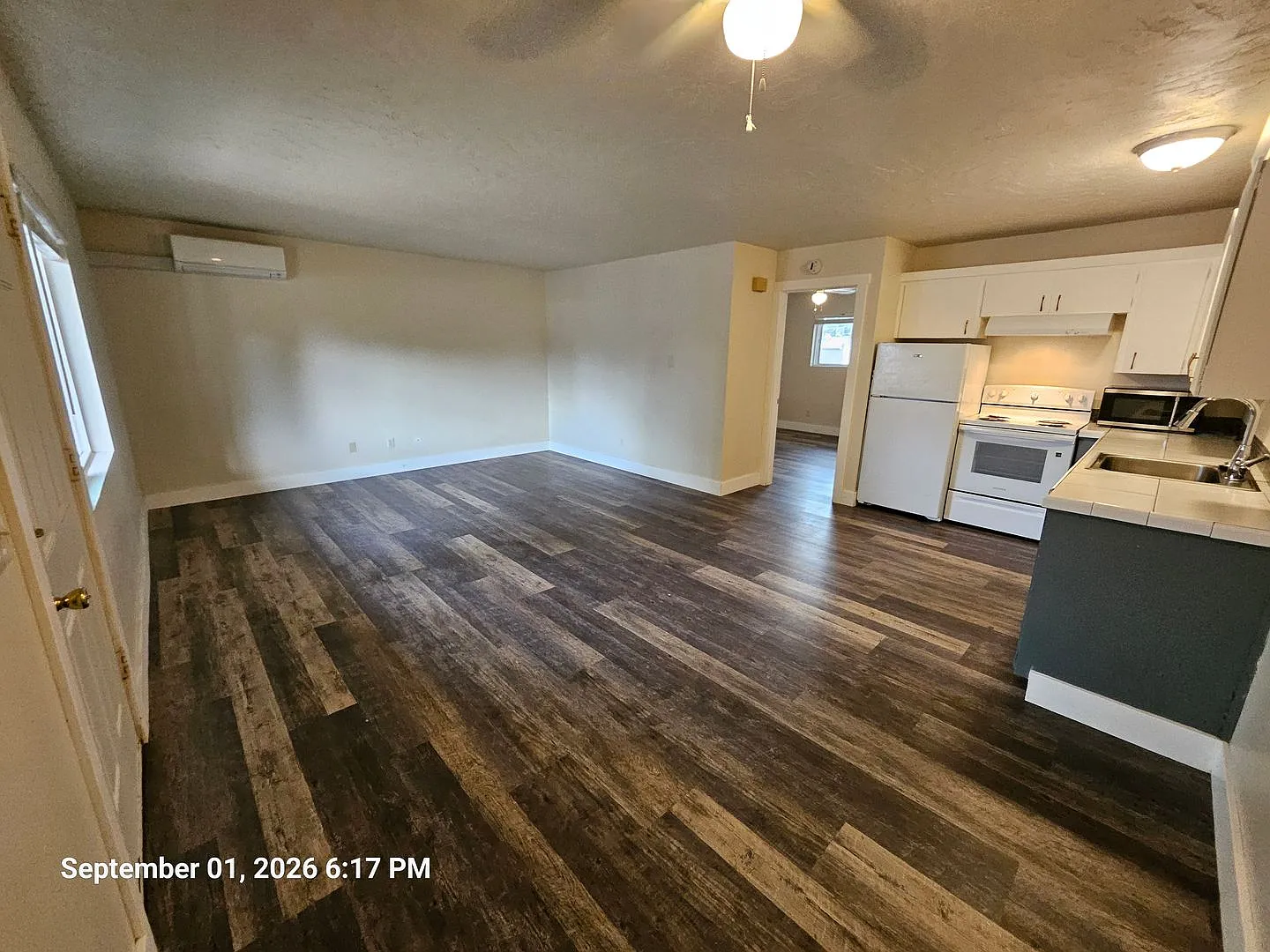 spacious 1 bedroom 1 bath — Photo 1