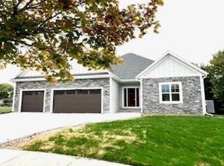1449 Red Oak Dr, Hartford, WI 53027