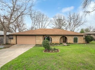 910 Harber Ave, Grapevine, TX 76051