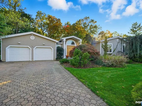 62 Venus Dr, Closter, NJ 07624