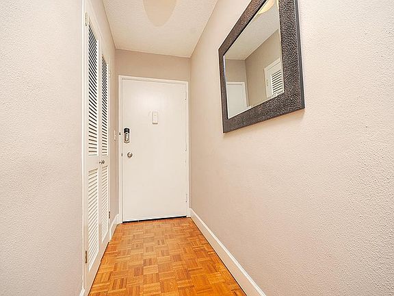 4th image of 300 Peachtree St NE APT 17J