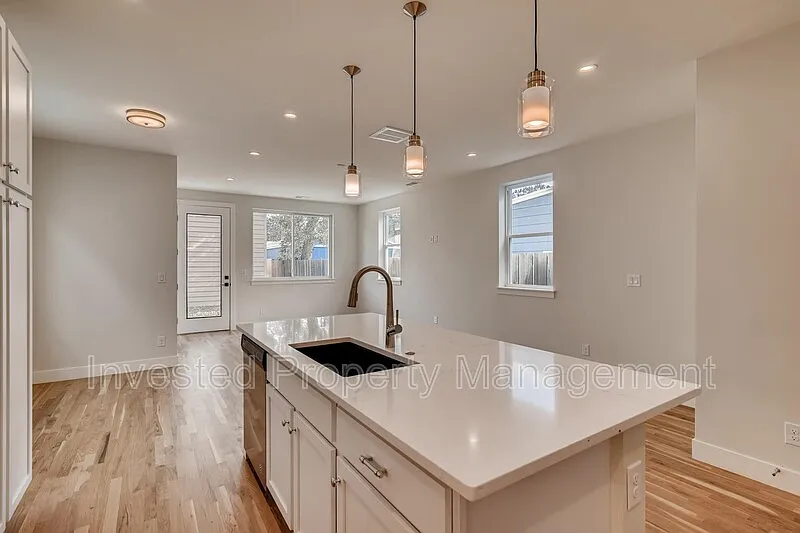 4 bed, 3.0 bath, 1800 sqft, $3,450 — Photo 2