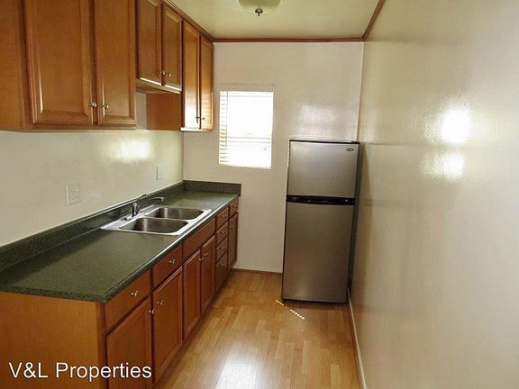 5th image of 1519 Armacost Ave APT 08