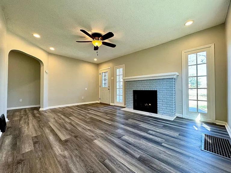 2355 Dahlen Ave — Photo 4