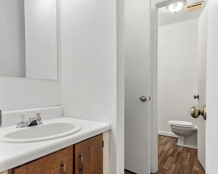 210 N Ross St #B — Photo 9