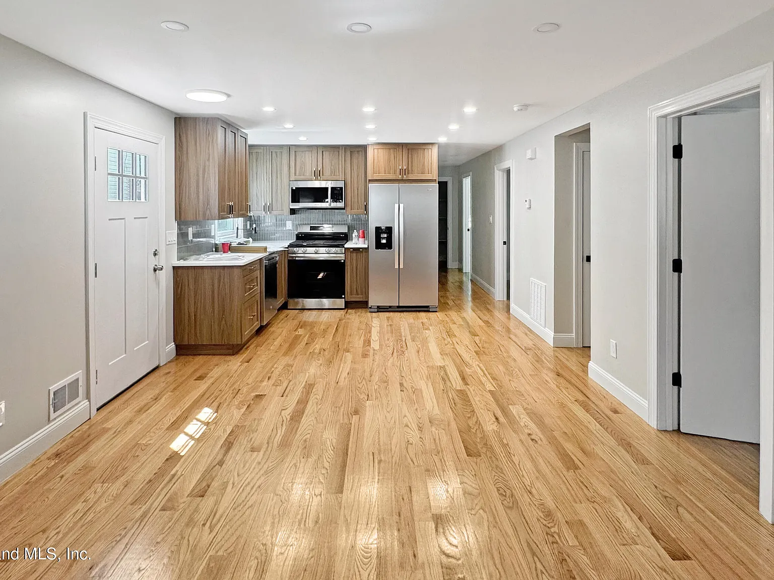 3 bed, 1.0 bath, 1904 sqft, $3,500 — Photo 2