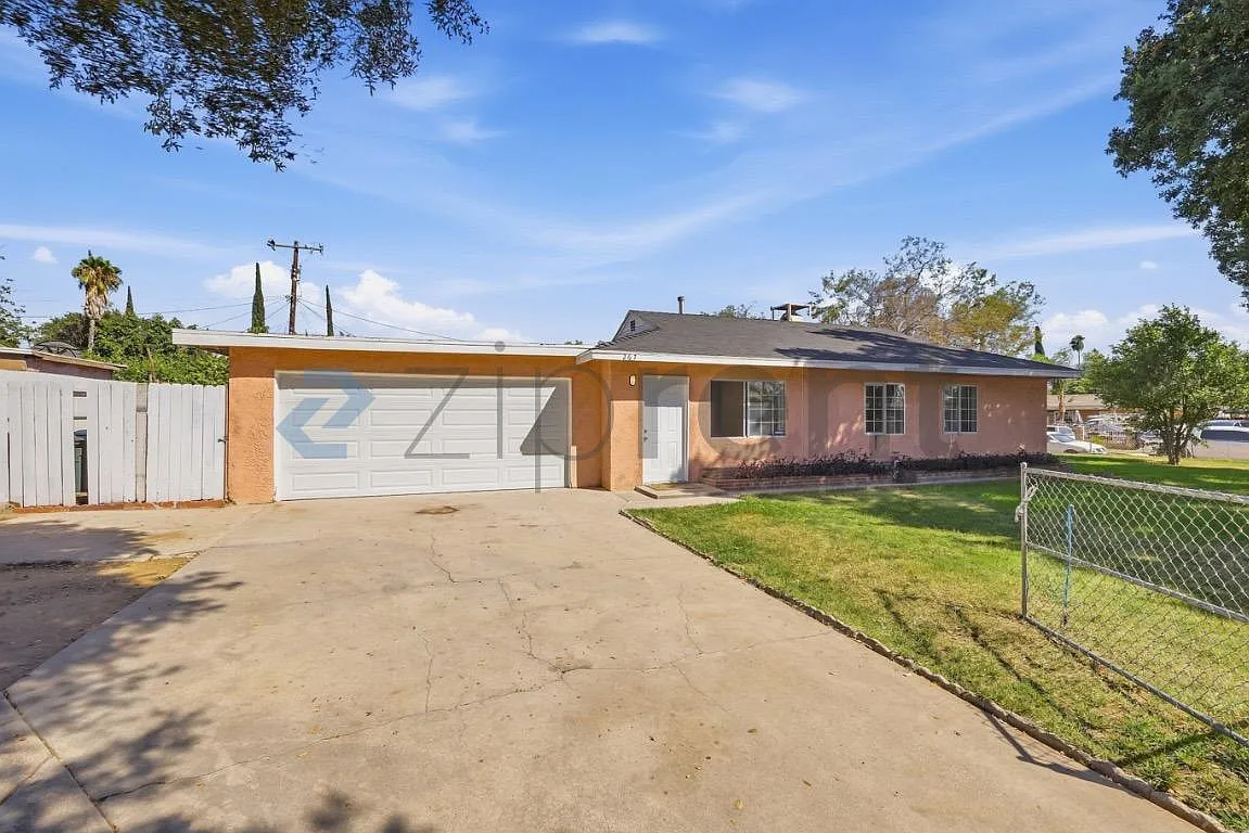3 bed, 960 sqft, $1,995 — Photo 1
