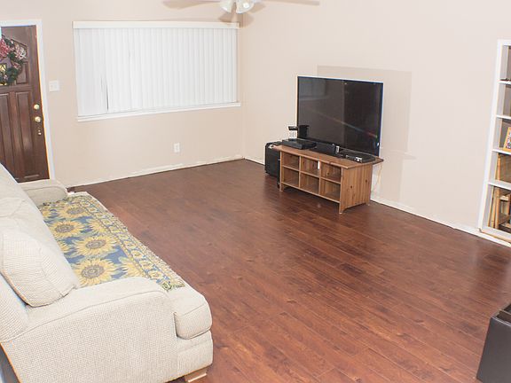 3rd image of 4233 Elkhorn Blvd