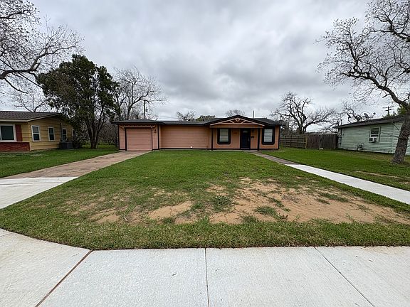 2nd image of 114 Forest Oaks Ln