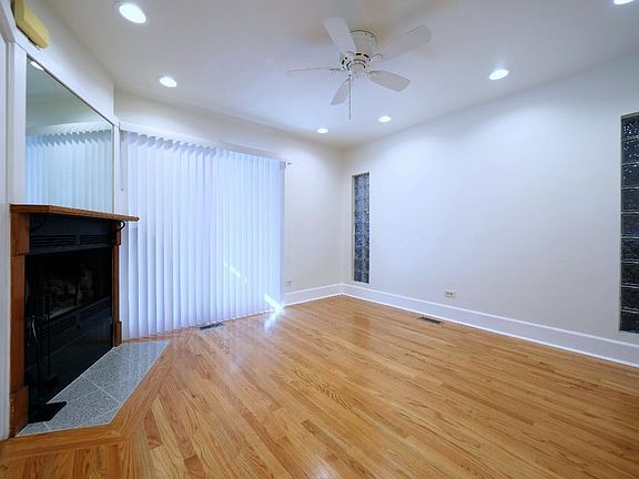 5th image of 2741 N Kenmore Ave APT 1R