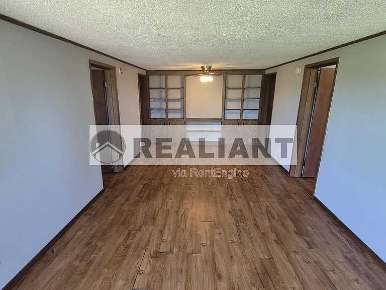 406 Amhurst Dr — Photo 2