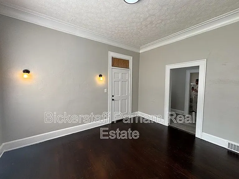 1261 Cedar Ave — Photo 4