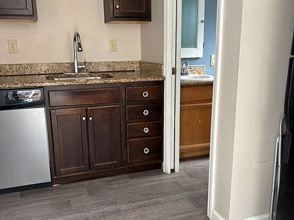 5th image of 42 W Strawberry St