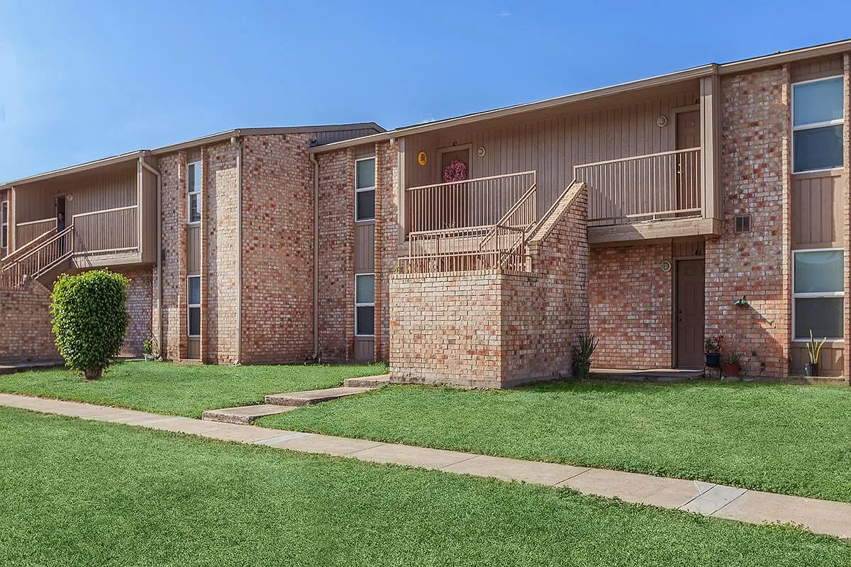 La Vista Apartments — Photo 2