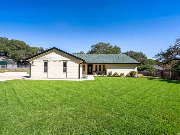 1260 Flaming Oak Dr, New Braunfels, TX 78132
