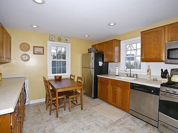 Kitchen w/table space