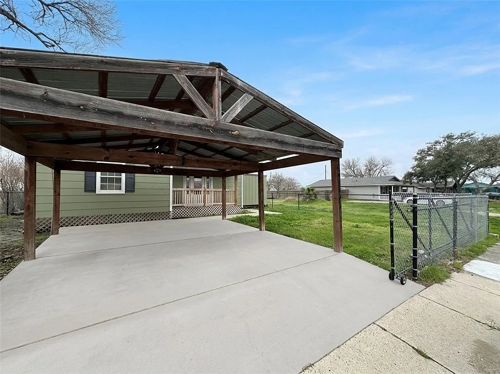 4 bed, 1.0 bath, 1700 sqft, $2,300 — Photo 2