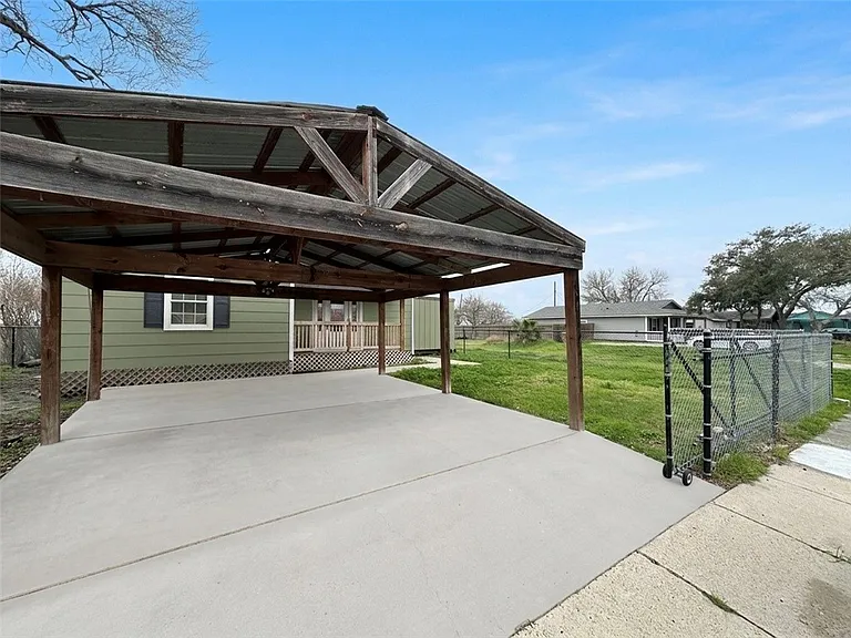 1202 Main Dr — Photo 2