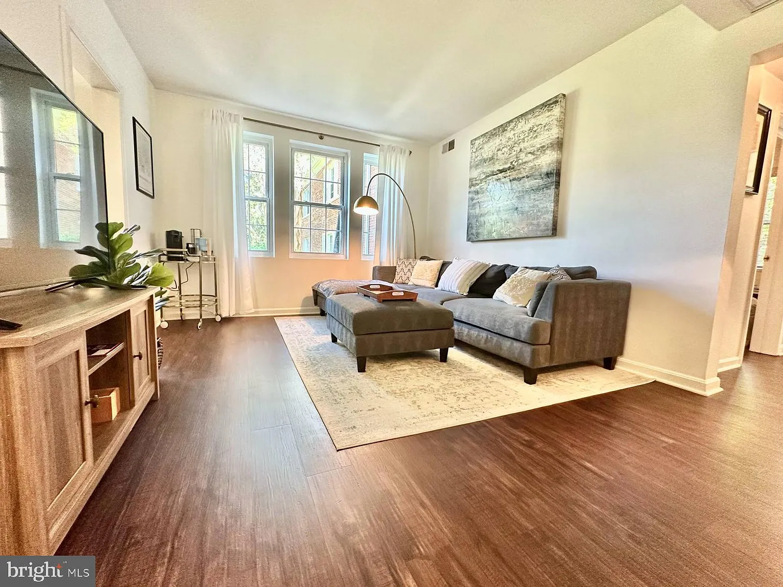 1 bed, 1.0 bath, 581 sqft, $2,100 — Photo 1
