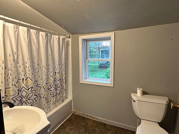5th image of 422 W Luverne St