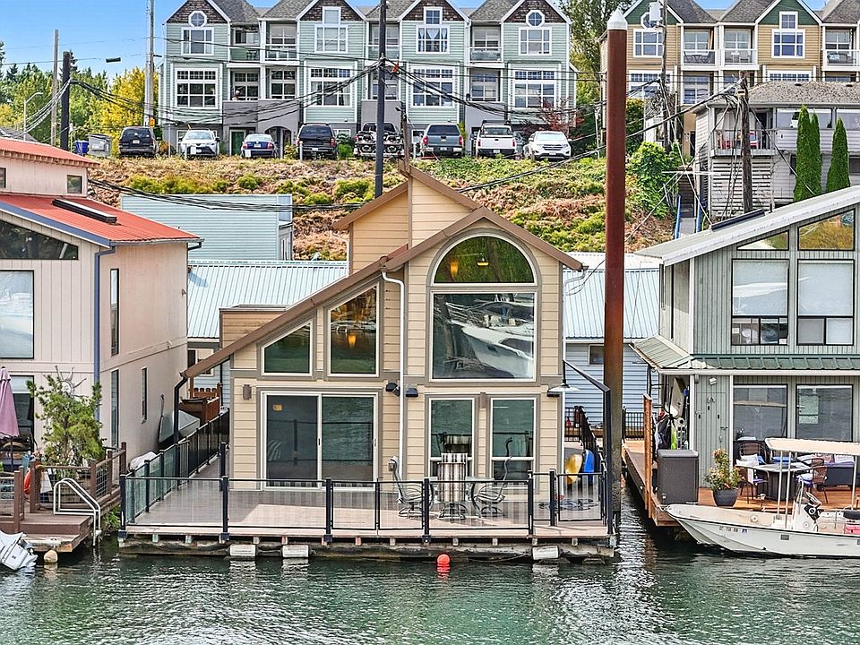 1st image of 331 NE Bridgeton Rd Slip 10