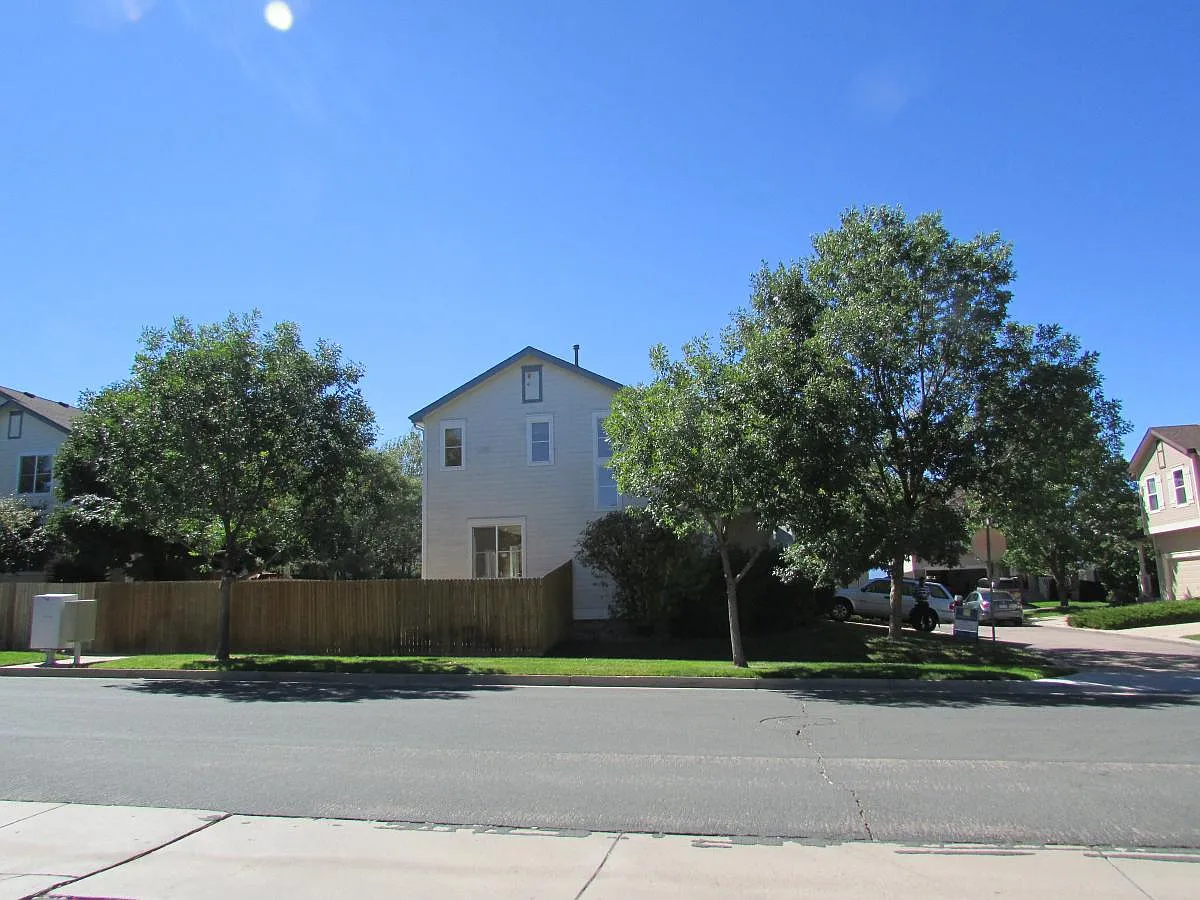 3 bed, 2.5 bath, 2012 sqft, $2,095 — Photo 2