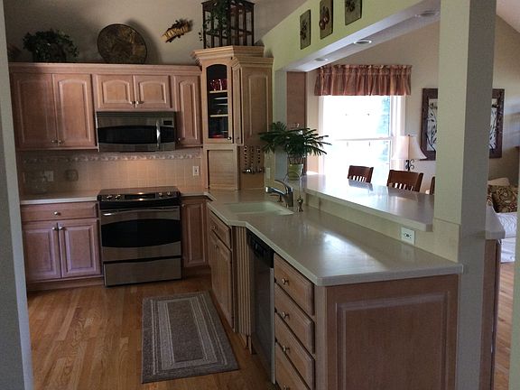 5th image of 132 Lake Front Dr