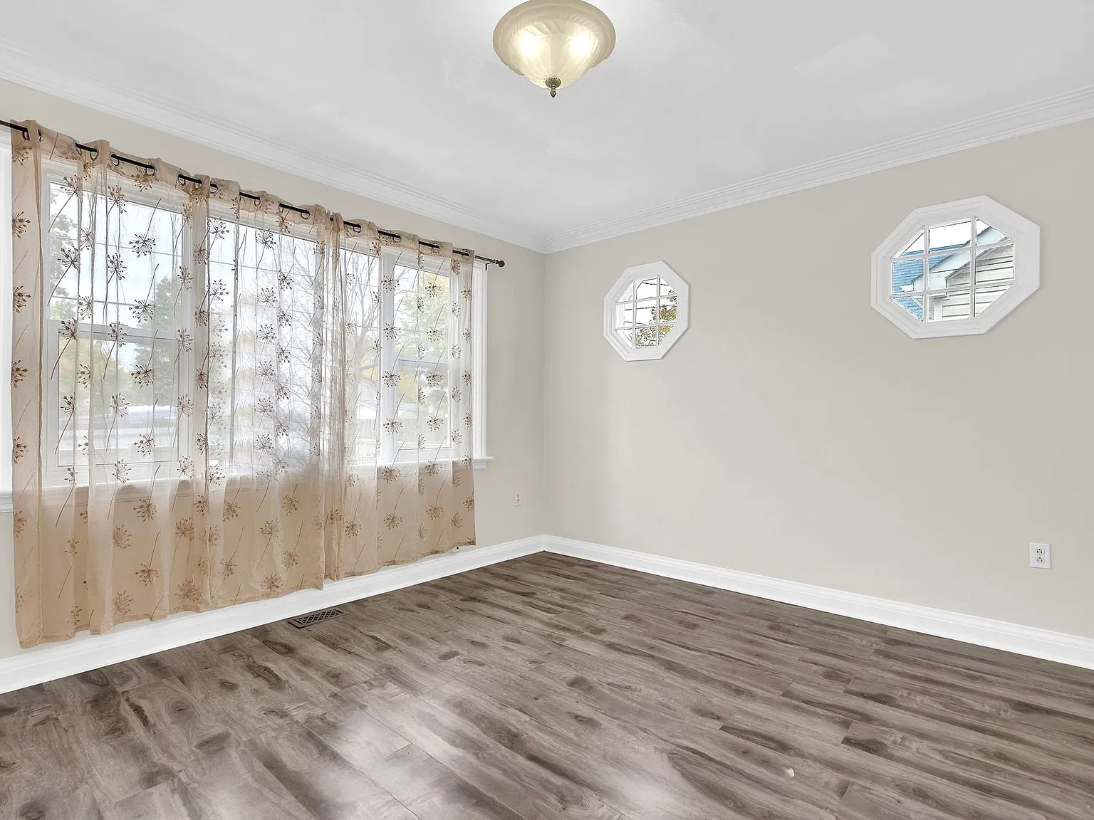 3 bed, $1,995 — Photo 3