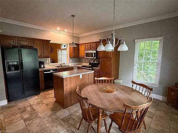 4th image of 2194 Benwicke Dr