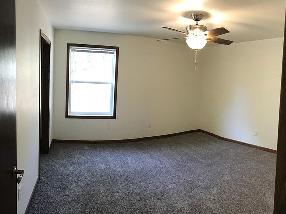 5th image of 404 Carriage Hill Dr