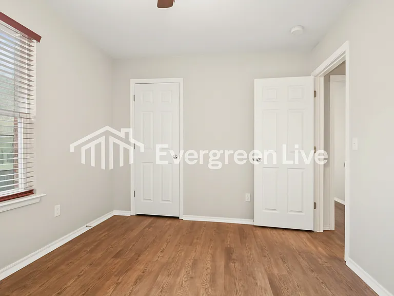 451 NE 19th Pl — Photo 9