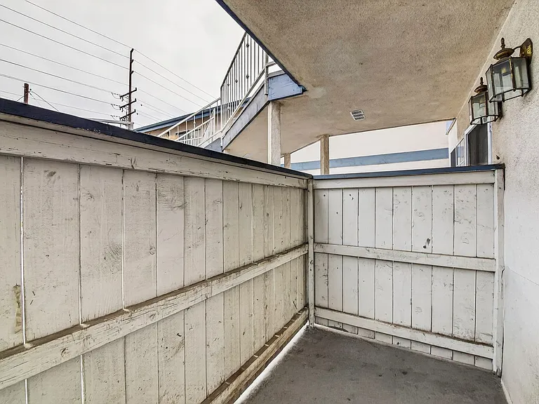 1075 Loma Ave — Photo 24